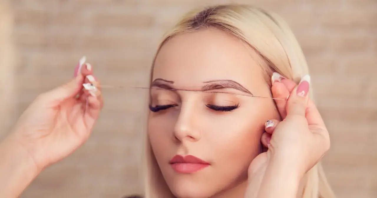 Kobieta z zaznaczonymi brwiami, przygotowanie do zabiegu microblading brwi co to jest.