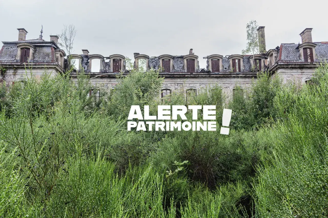 Végétation luxuriante envahissant un monastère abandonné, toits délabrés et fenêtres vides. "Alerte Patrimoine" en surimpression.