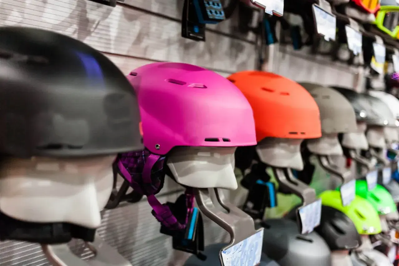 Kask na narty - jak wybrać bezpieczny i komfortowy model?