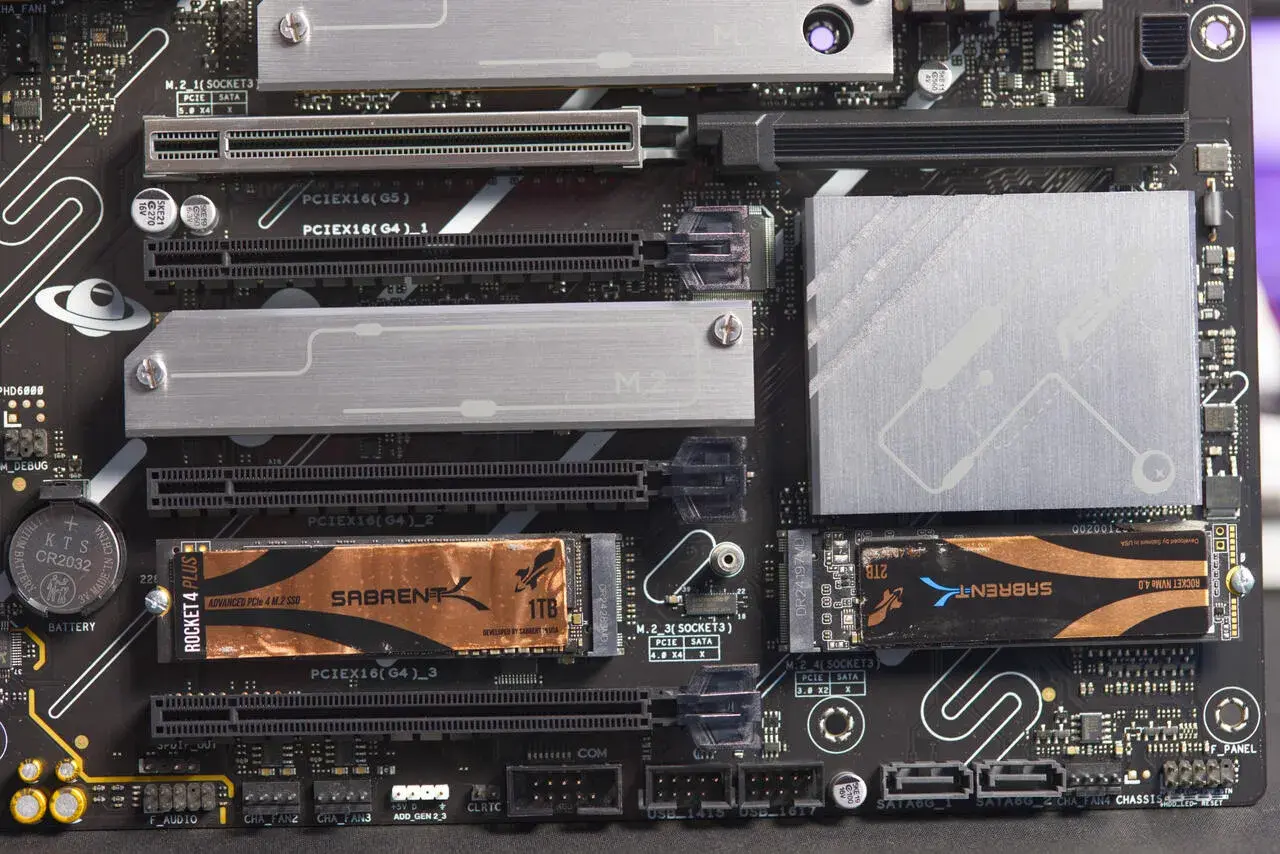 M.2 SSDs auf einem Motherboard, bereit für die Einrichtung unter Windows 10.