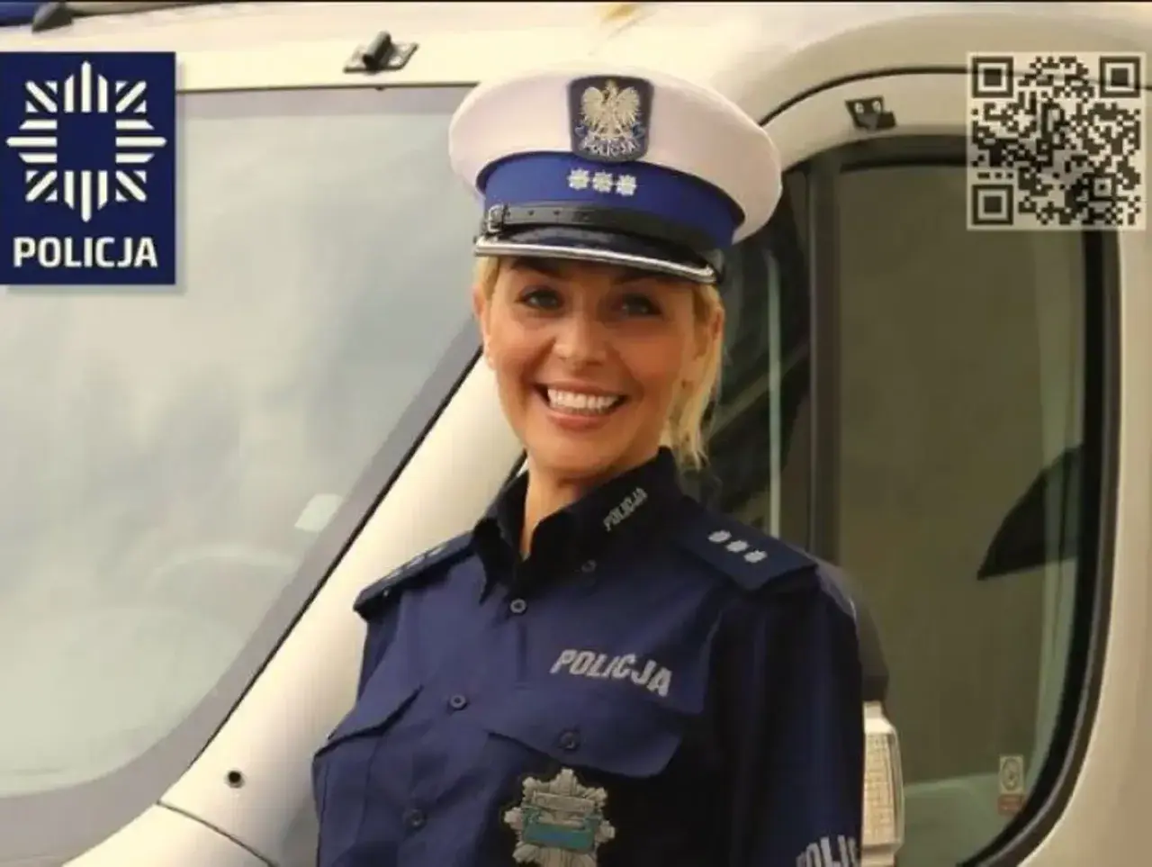Uśmiechnięta policjantka w mundurze. Dowiedz się, jakie wykształcenie do policji jest potrzebne, by służyć w formacji.