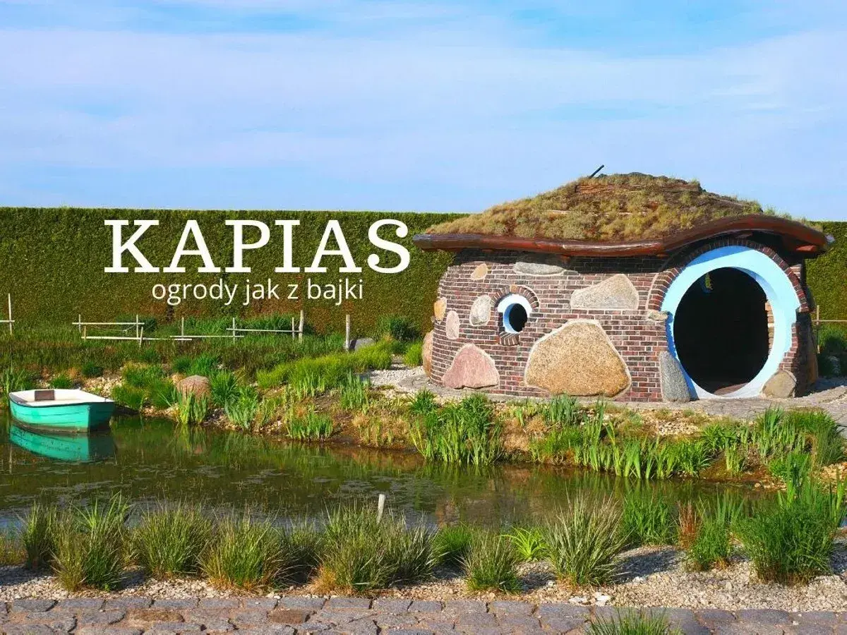 Ogrody Kapias jak z bajki, z domkiem hobbitów i łódką. Najlepiej zwiedzać je wiosną lub latem, gdy wszystko kwitnie.