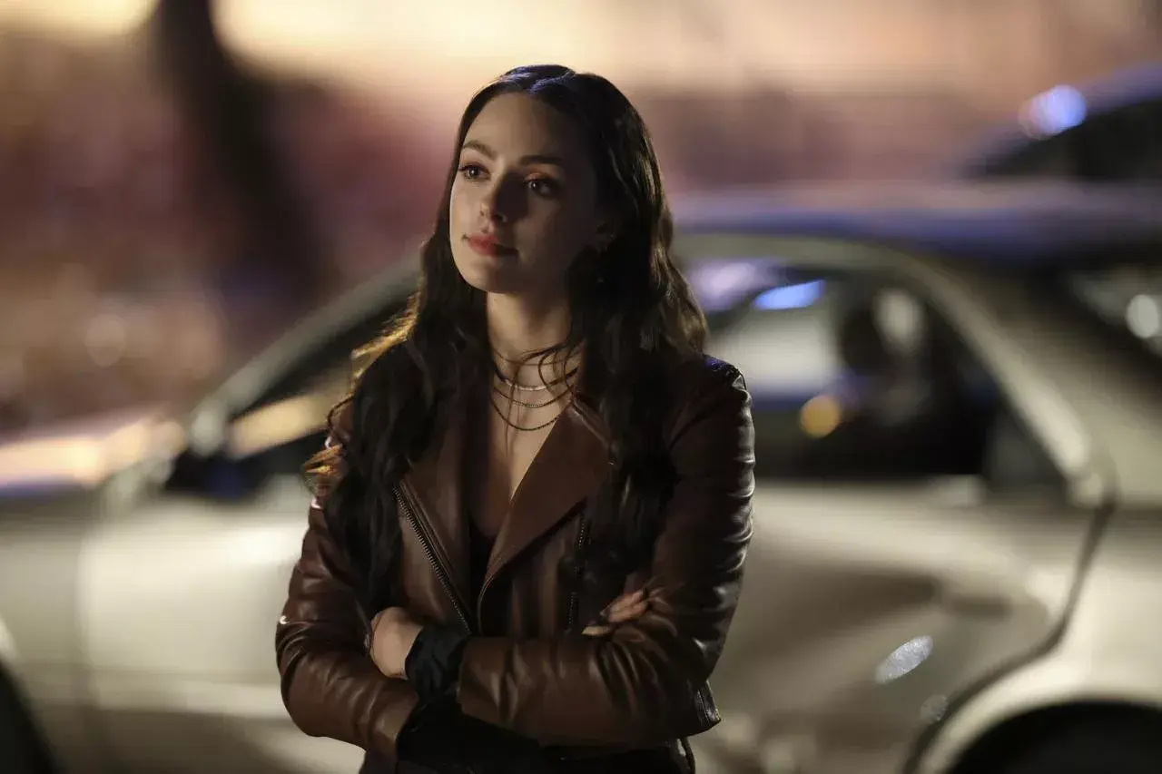 Hope Mikaelson, dans une veste en cuir marron, réfléchit à ses prochaines actions dans Legacies saison 5.