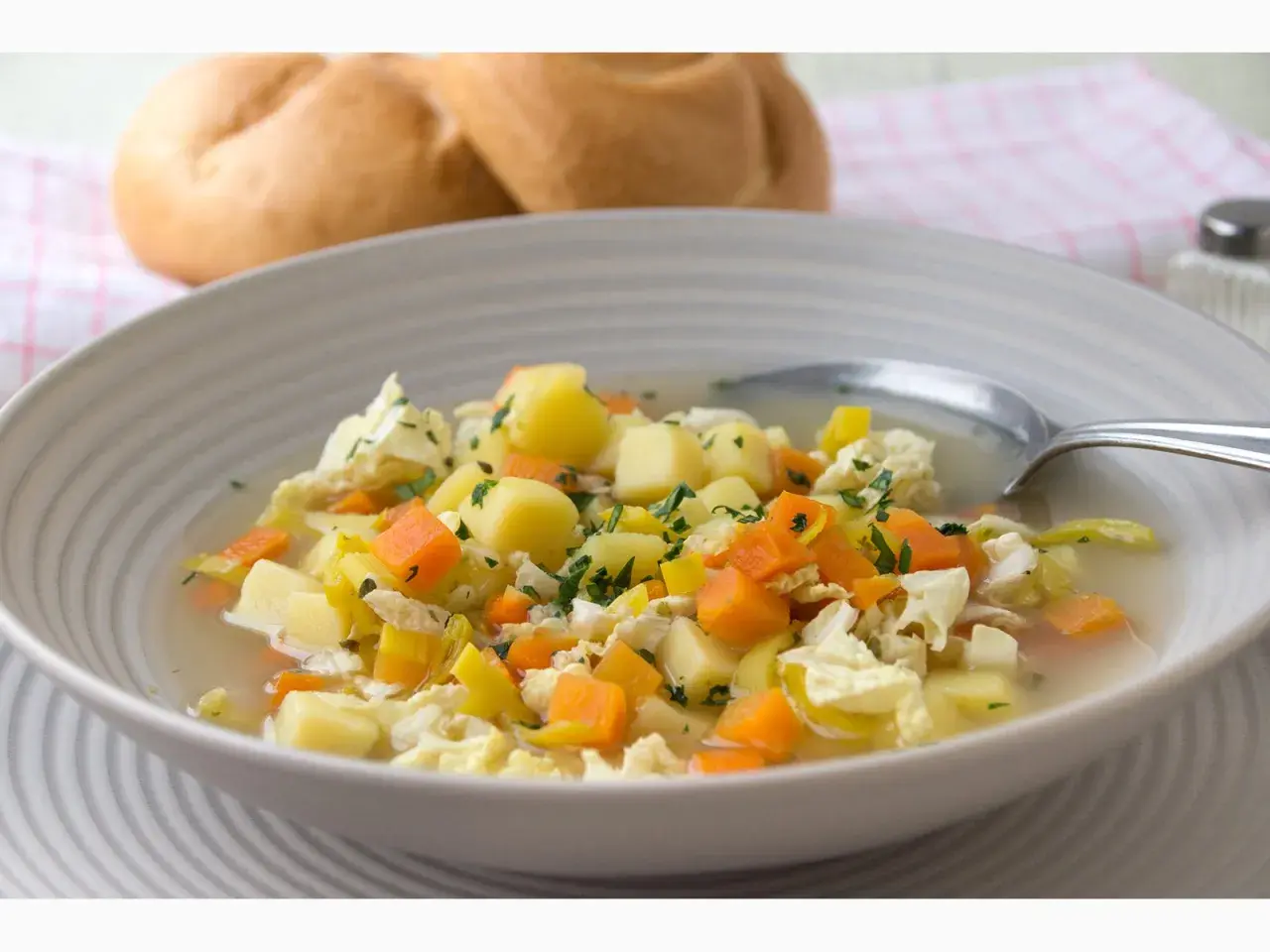 Herzhafte Gemüsesuppe mit Chinakohl, Kartoffeln und Karotten. Ein leckeres Gericht, das sich gut für Chinakohl Rezepte eignet.