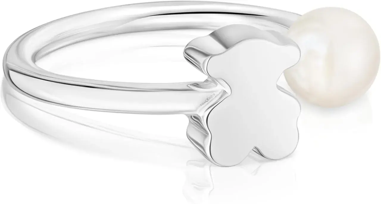 Anillo de plata con forma de oso y perla. Un diseño tierno y elegante para lucir tus tous anillos plata.