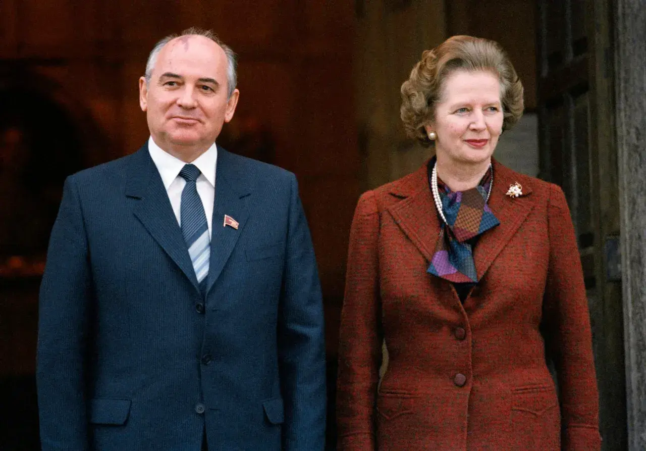 Michail Gorbatschow, Friedensnobelpreisträger, und Margaret Thatcher posieren für ein Foto.