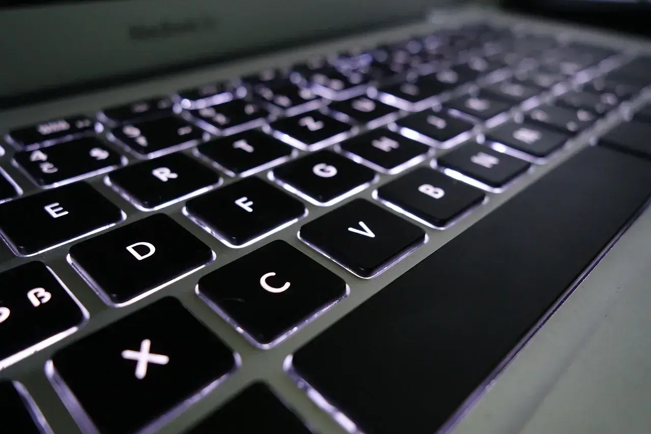 Klawiatura laptopa z podświetlanymi klawiszami. Dowiedz się, jak wygasić ekran w laptopie, naciskając odpowiednie kombinacje klawiszy.