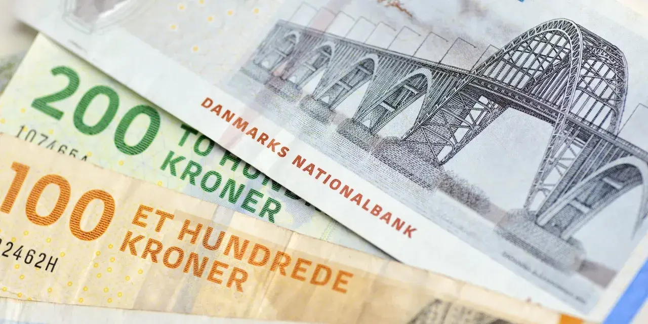Dwie duńskie korony: 100 i 200. Na banknocie 200 widnieje most, a na 100 - napis "ET HUNDREDE KRONER".