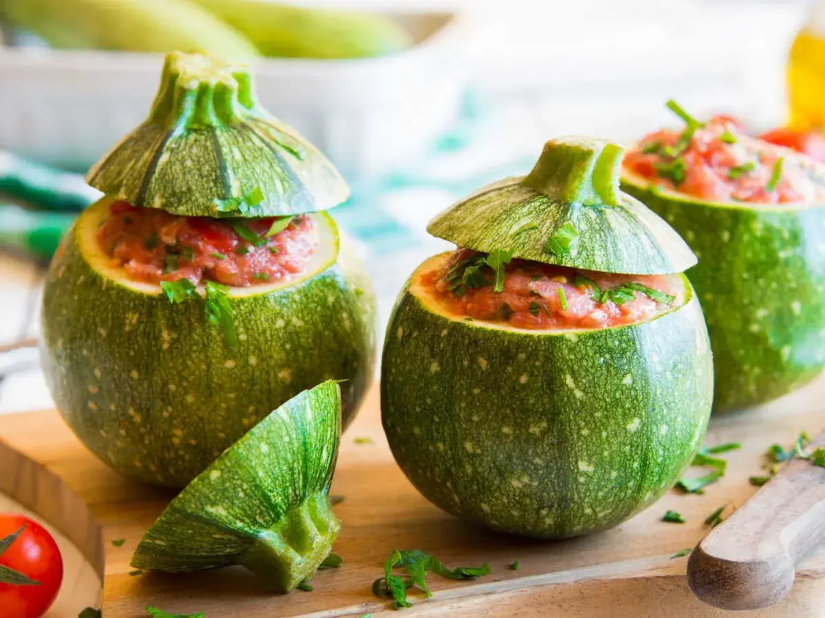 Délicieux légumes farcis ronds, garnis d'une farce savoureuse et parsemés de persil frais.