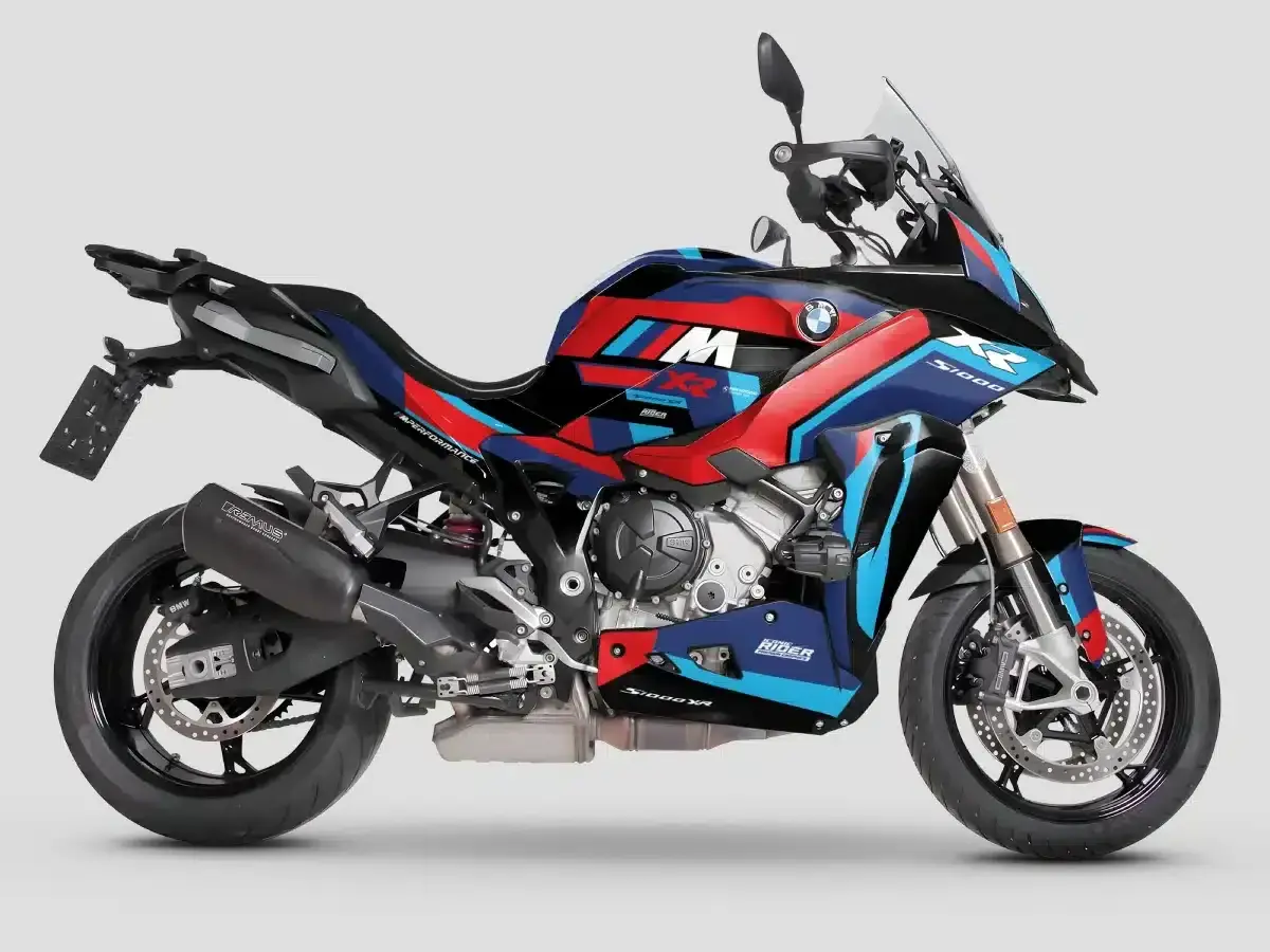 Moto BMW S1000XR con livrea M sportiva e accattivante. Gli stemmi moto sono ben visibili, con dettagli rossi, blu e bianchi su sfondo blu scuro.
