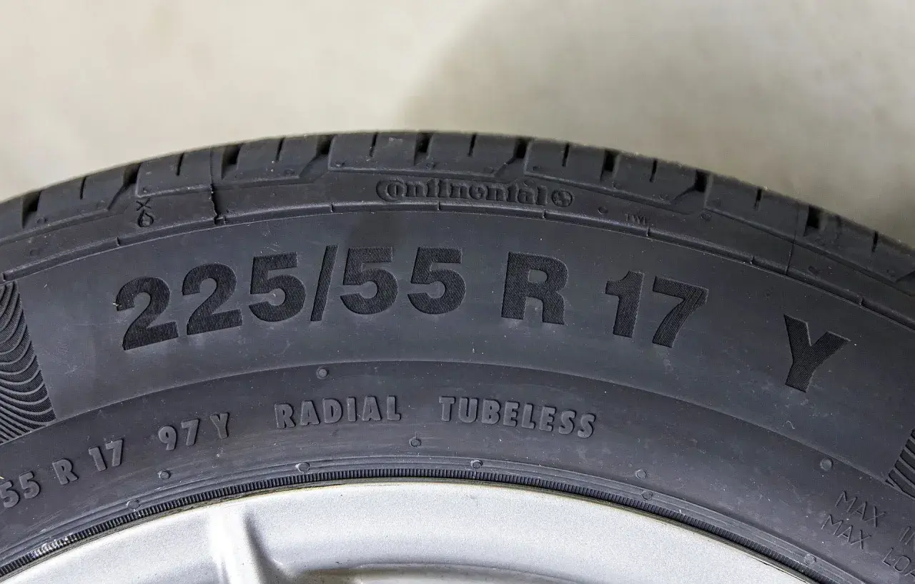 Opona Continental 225/55 R17. Różne rozmiary opon na osiach mogą wpływać na prowadzenie pojazdu.