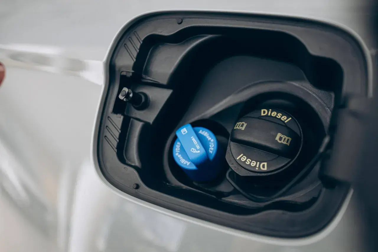 Tappo blu AdBlue accanto a quello nero Diesel, pronti per il rifornimento.