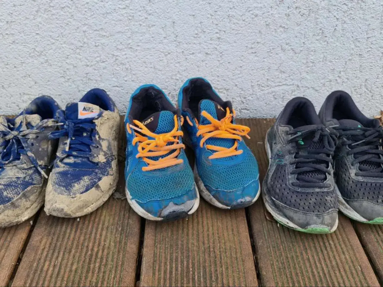 Abgelaufene Laufschuhe erkennt man an starker Abnutzung, Schmutz und ausgeblichenen Farben. Diese Schuhe haben viele Kilometer hinter sich.