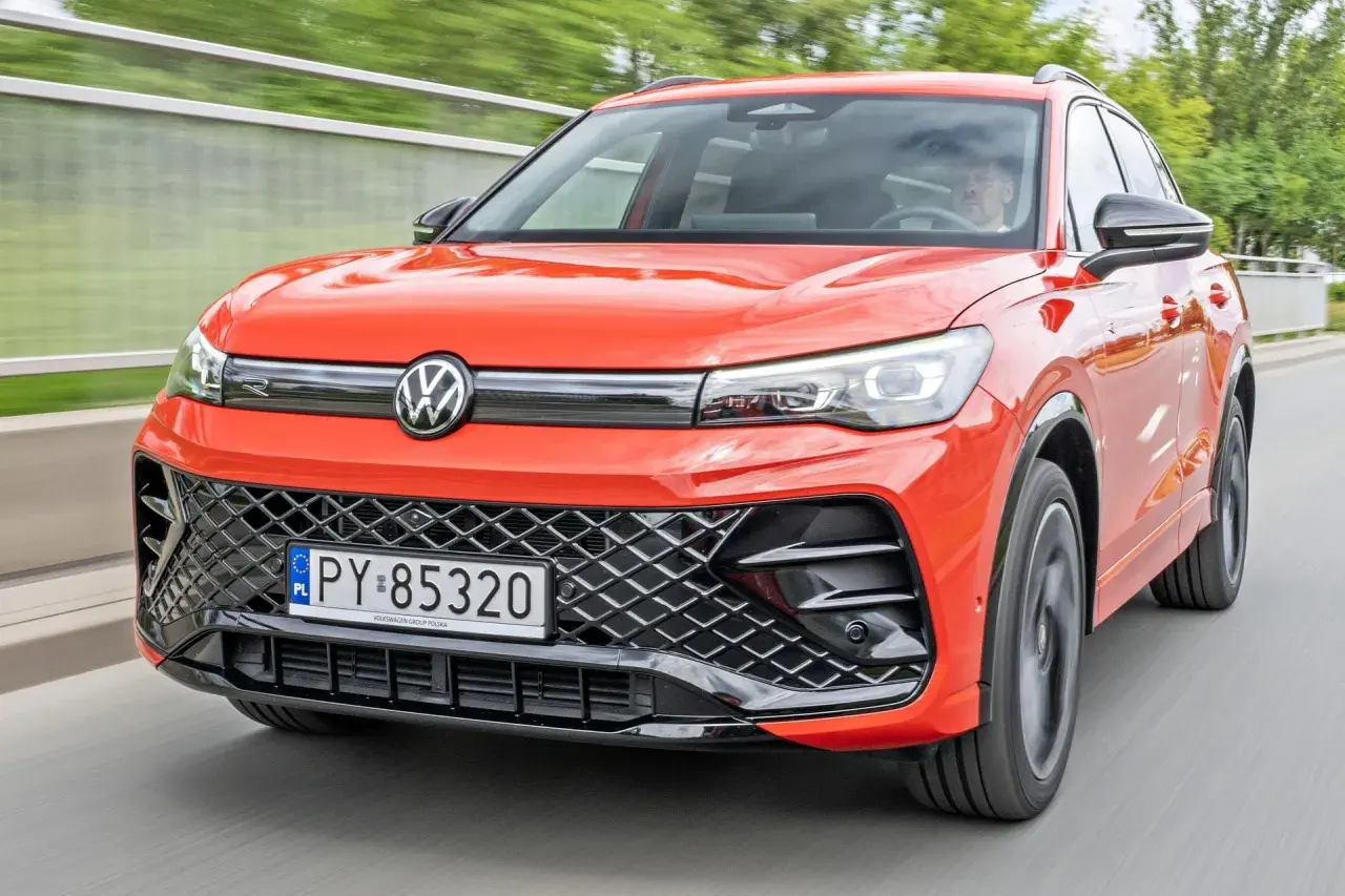 Pomarańczowy Volkswagen Tiguan w ruchu. Sprawdź aktualną volkswagen tiguan cena i dowiedz się więcej o tym stylowym SUV-ie.