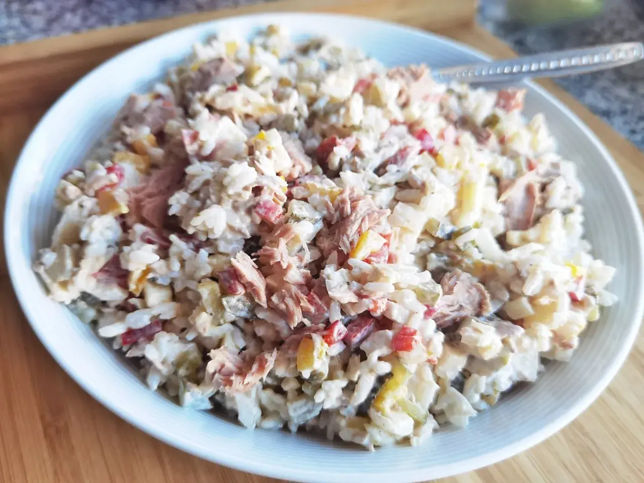 Pyszna sałatka z ryżem i tuńczykiem, z dodatkiem warzyw, w kremowym sosie. Idealna na szybki lunch.