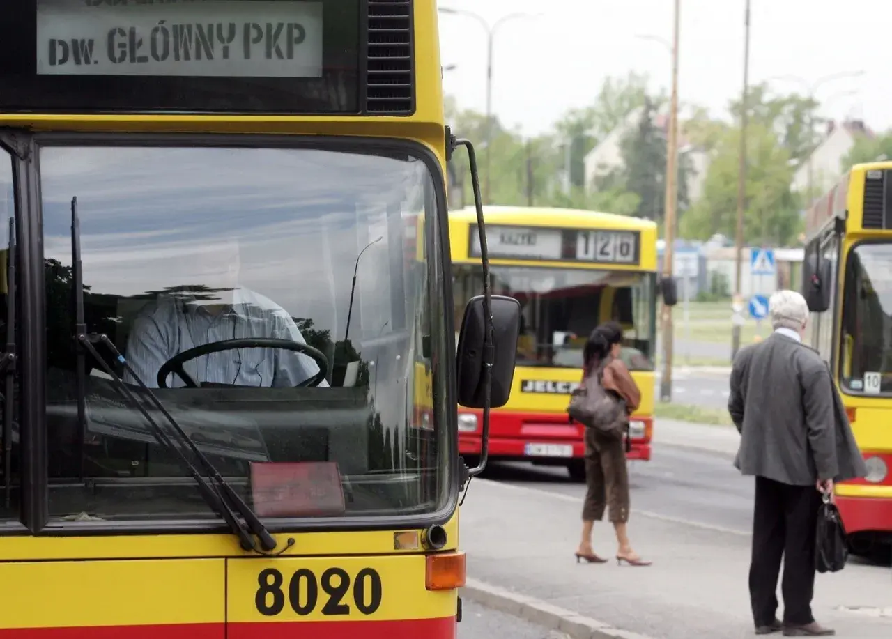 Nowy rozkład jazdy autobusów. Kierowca autobusu linii 8020 czeka na pasażerów. W tle autobus 126.
