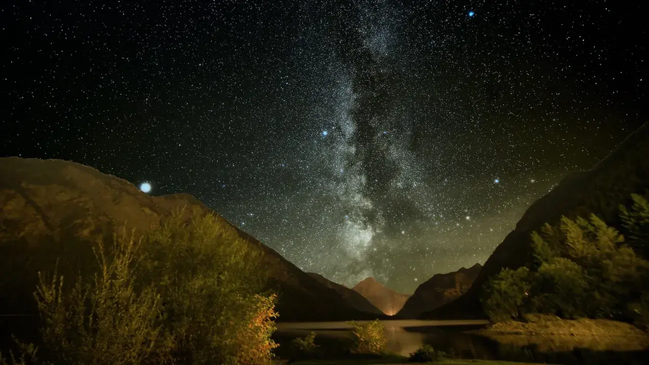 Nocne niebo nad jeziorem i górami, Droga Mleczna. Idealne miejsce, by zacząć przygodę z astrofotografią.