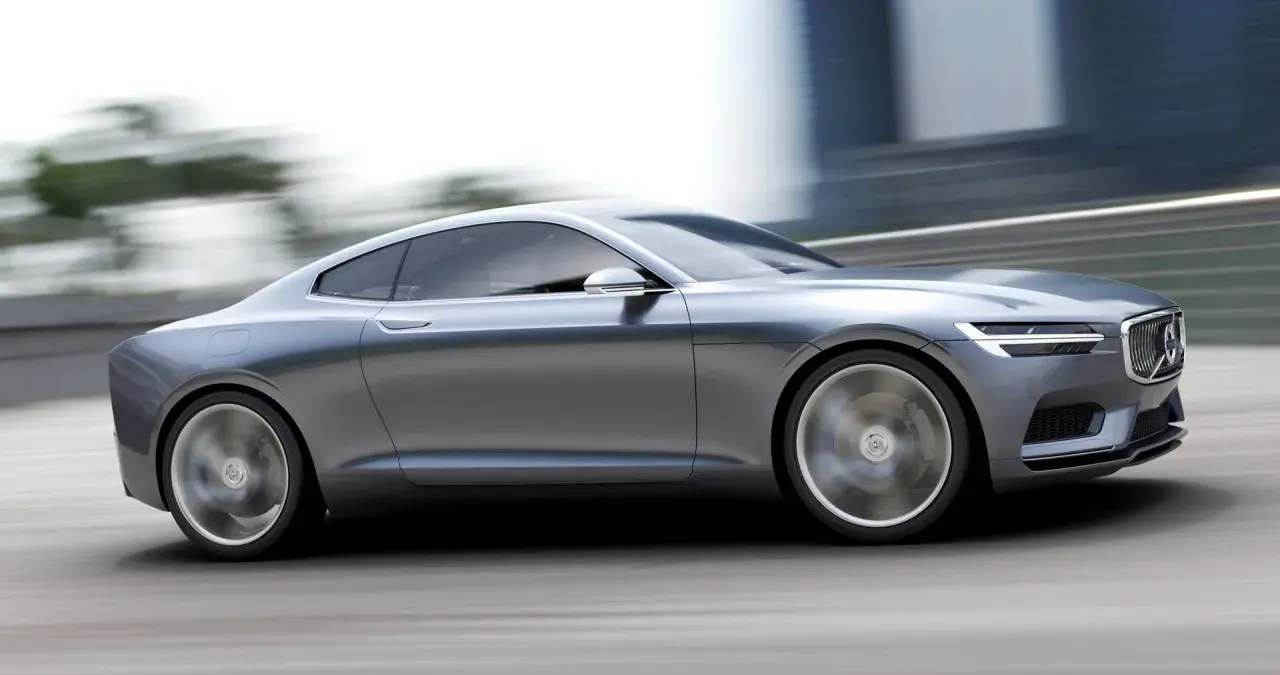 Eleganckie, szare volvo coupe pędzi po drodze, rozmywając tło.