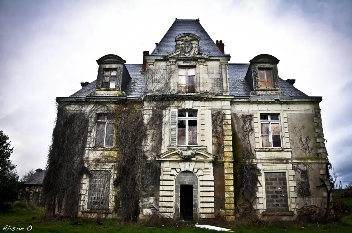 Vaste manoir urbex envahi par la végétation, fenêtres brisées et portes barricadées. Un lieu figé dans le temps, invitant à l'exploration.