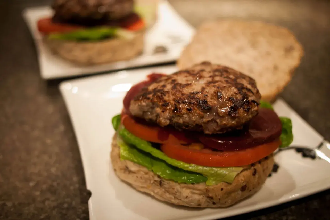 Ile waży burger wołowy? Od surowego mięsa po gotową kanapkę