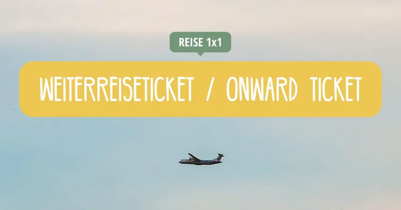 Ein Flugzeug fliegt am Himmel, während ein gelbes Banner "Weiterreiseticket / Onward Ticket" anzeigt. Perfekt für deine Reise nach Thailand!