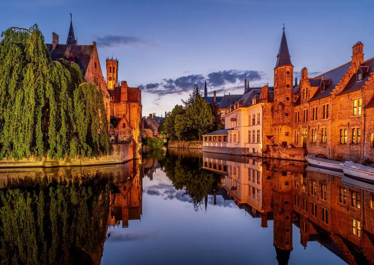 Bruggia, Belgia: malownicze kanały i zabytkowa architektura. Idealne miejsce, by zobaczyć, co oferuje Belgia.