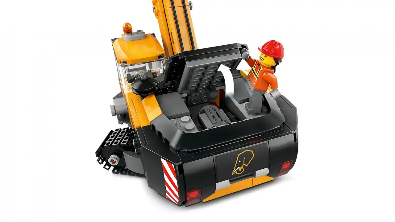 Ein Bauarbeiter im Lego 60420-Set öffnet die Motorhaube eines Krans.