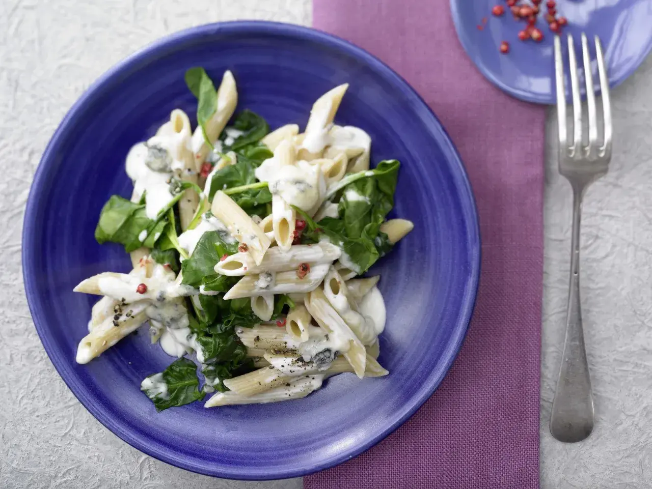 Penne mit cremiger Gorgonzolasauce und Spinat, ein köstliches Gericht, das Lust auf mehr Gorgonzola Rezepte macht.
