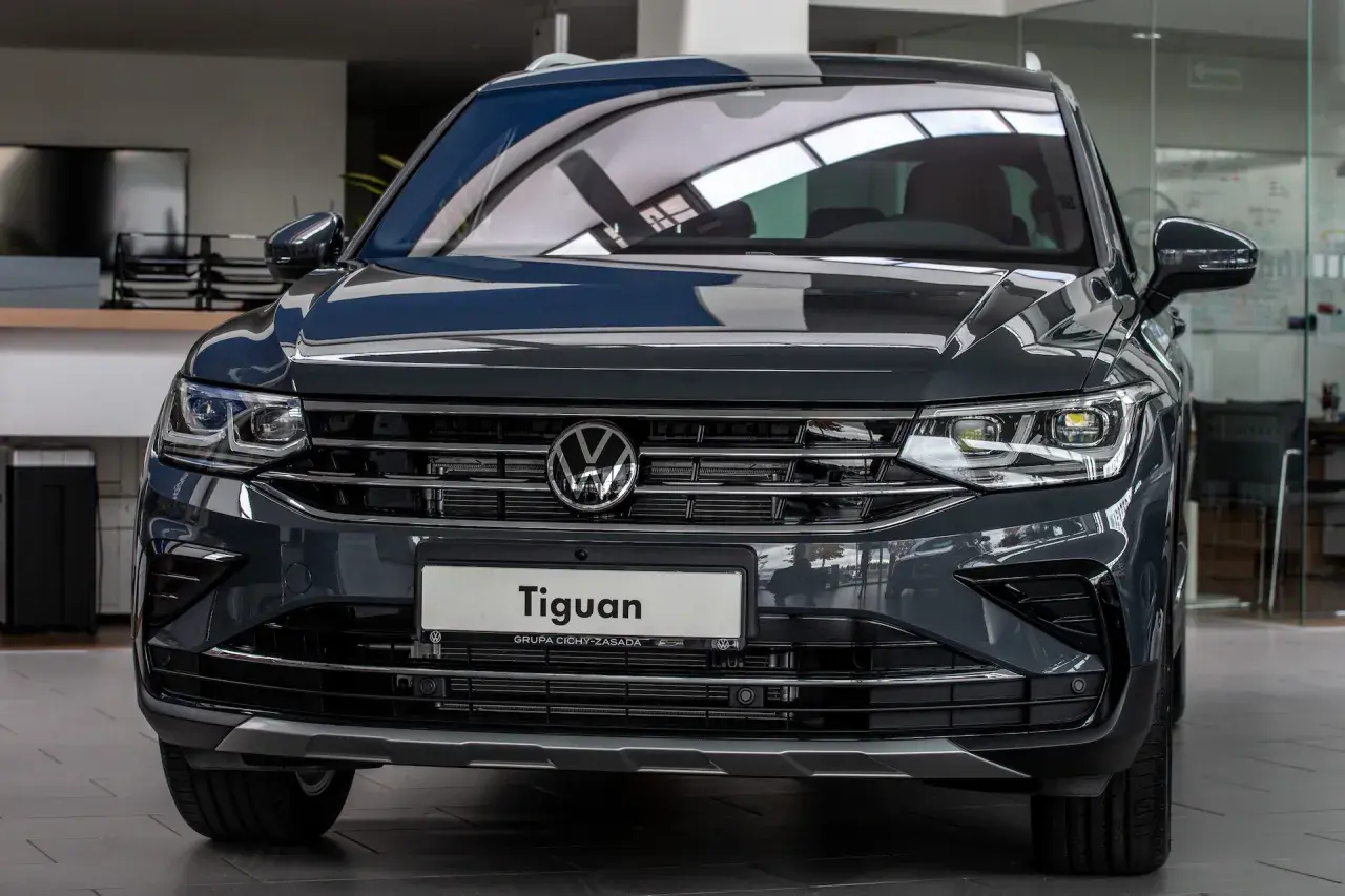 Szary Volkswagen Tiguan z bliska. Wśród wielu **volkswagen nazwy modeli**, Tiguan wyróżnia się nowoczesnym designem.