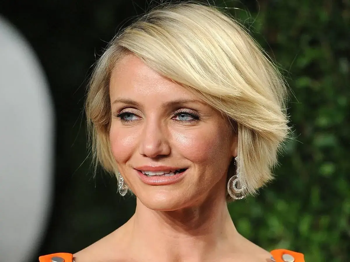 Cameron Diaz w stylowej fryzurze bob, idealnej dla okrągłej twarzy po 50.
