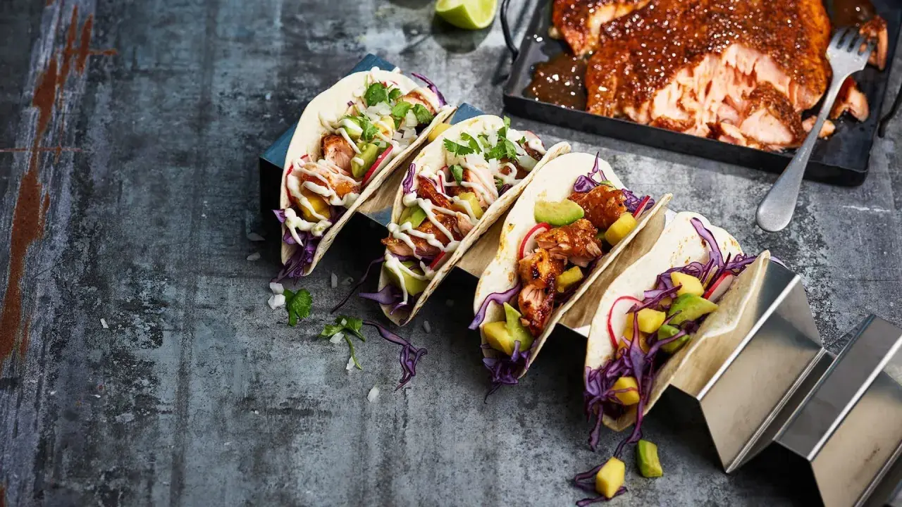 Lax tacos med avokado, rödkål och koriander. En härlig rätt som passar perfekt för en somrig middag.