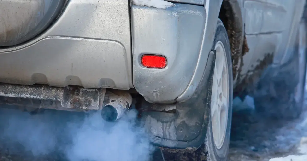 Z rury wydechowej wydobywa się biały dym, co świadczy o tym, że rozbiegany diesel pracuje na zimnie.