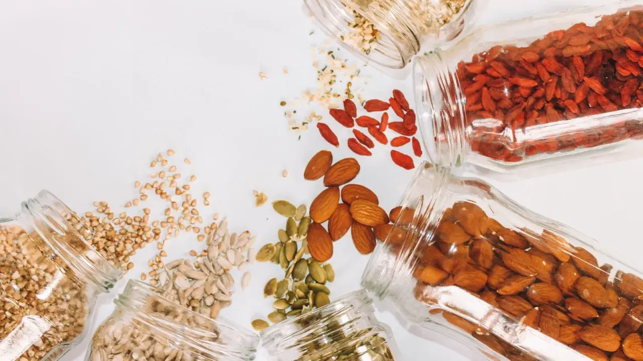 Amandes, graines de citrouille, baies de goji, sarrasin, graines de tournesol : des aliments riches en fibres pour le transit.