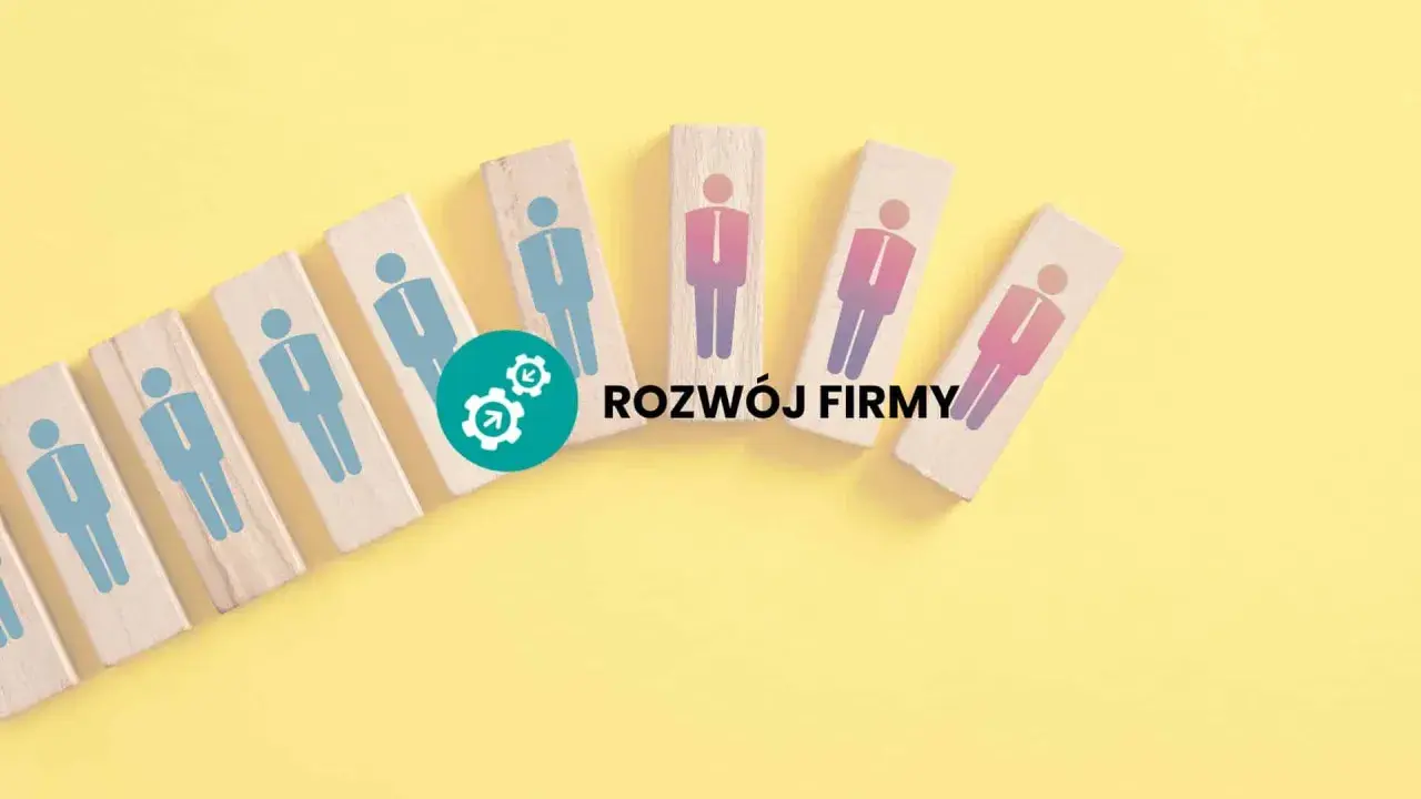 Drewniane klocki z sylwetkami ludzi symbolizują fluktuację i rozwój firmy.
