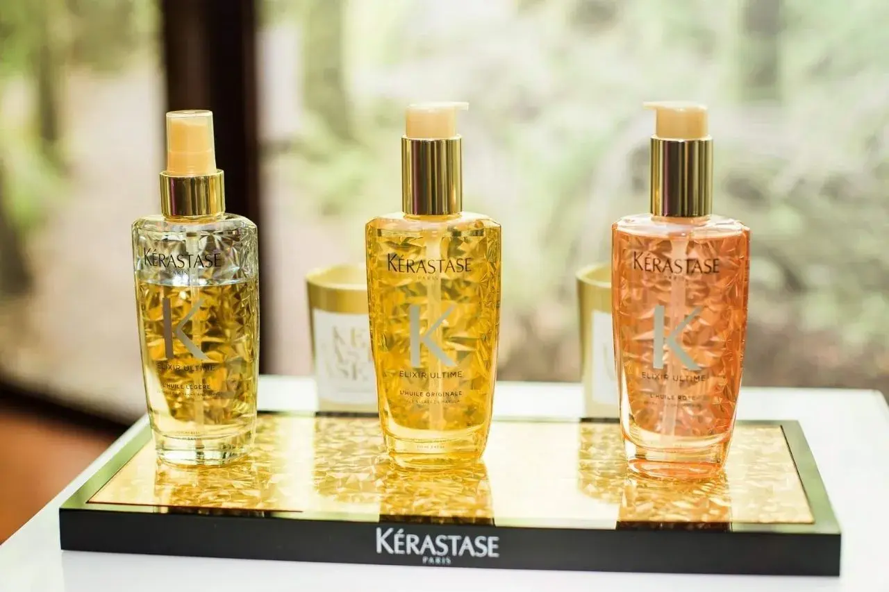 Trzy luksusowe olejki do włosów Kérastase Elixir Ultime w złotych buteleczkach. Wiele pozytywnych kerastase opinie potwierdza ich skuteczność.