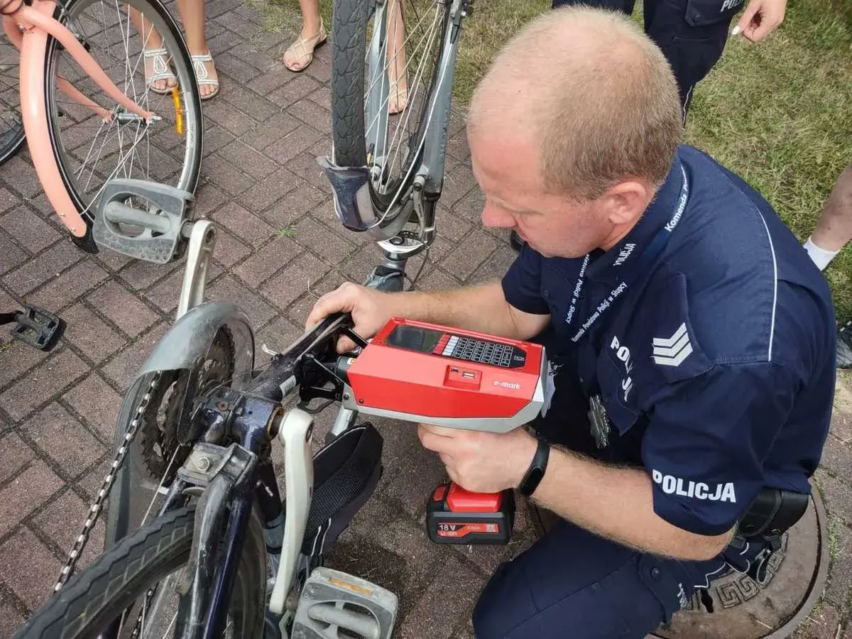 Policjant znakuje rower, by zapobiec kradzieżom. Dowiedz się, ile kosztuje oznakowanie roweru na policji i jak to działa.