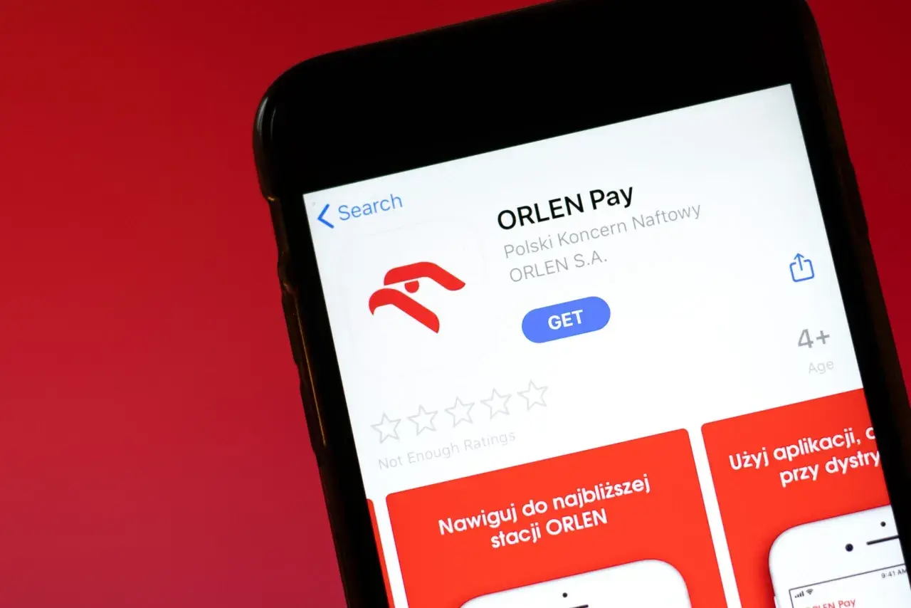 Aplikacja ORLEN Pay na ekranie telefonu. Umożliwia nawigację do stacji ORLEN i płatności.