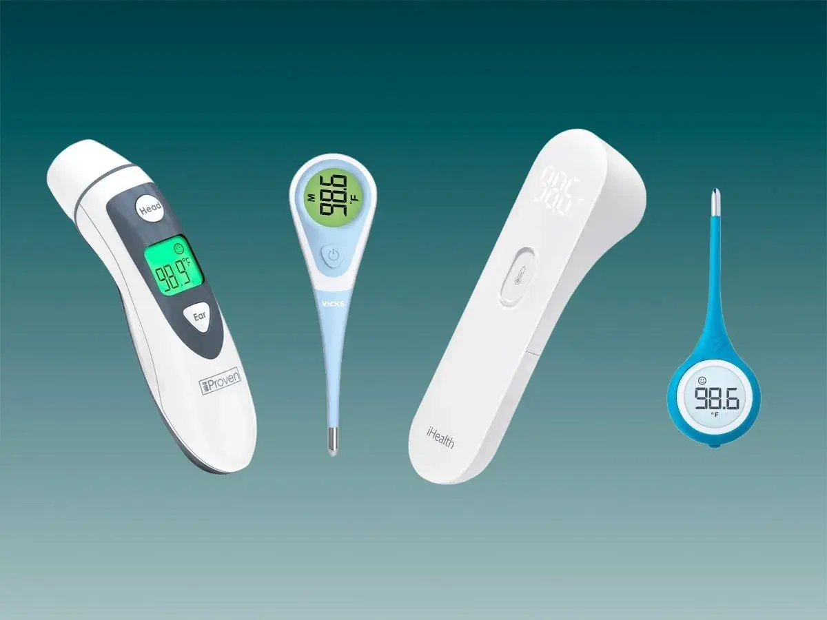 Fyra digitala termometrar, varav en är en termometer bäst i test, visar olika temperaturer.