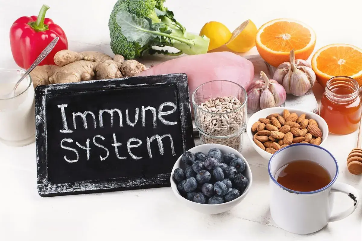 Alimenti per rafforzare il sistema immunitario: broccoli, aglio, zenzero, agrumi, frutti di bosco, mandorle, semi di girasole, miele e pollo.