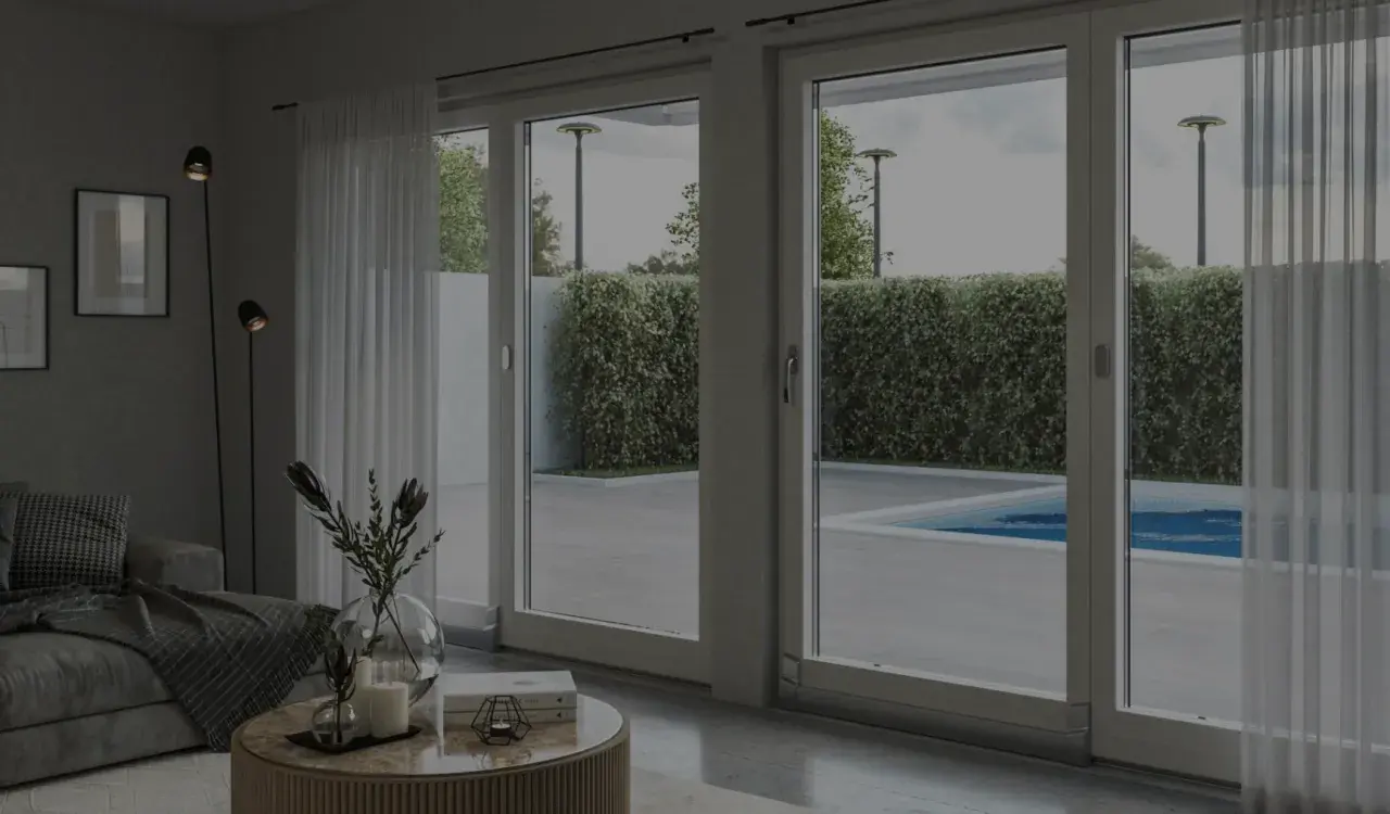 Soggiorno moderno con grandi vetrate che si affacciano su una piscina. Ideale per chi cerca un buon isolamento acustico finestre fai da te.