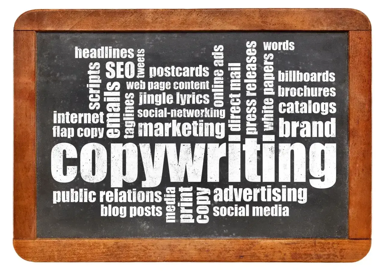 Tablica z napisem "COPYWRITING" i hasłami związanymi z tworzeniem gotowych tekstów reklamowych: SEO, marketing, social media.