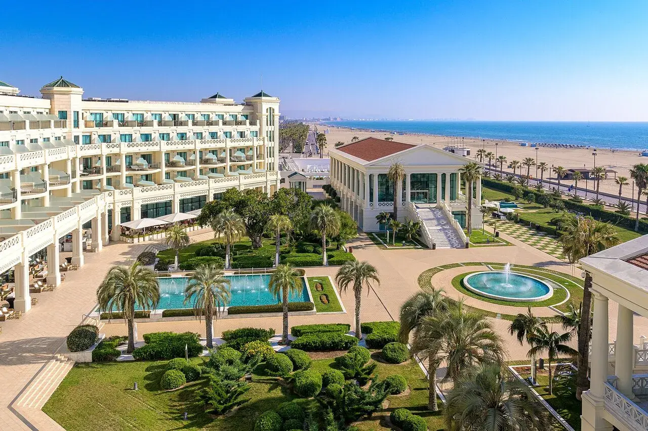 Impresionante resort de lujo con piscina, jardines y playa. El spa primus ofrece vistas al mar Mediterráneo.