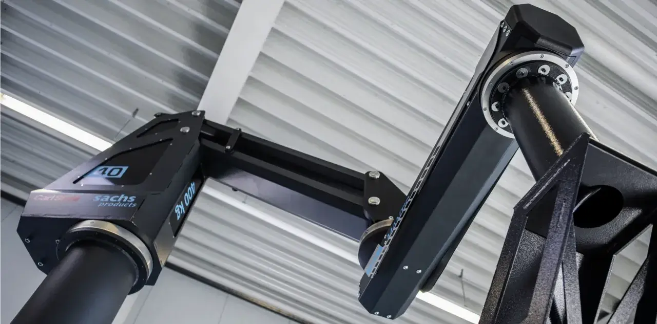 Czarne, przemysłowe ramiona manipulatorów Sachs Products, jeden z rodzajów manipulatorów, z oznaczeniem 400 kg.