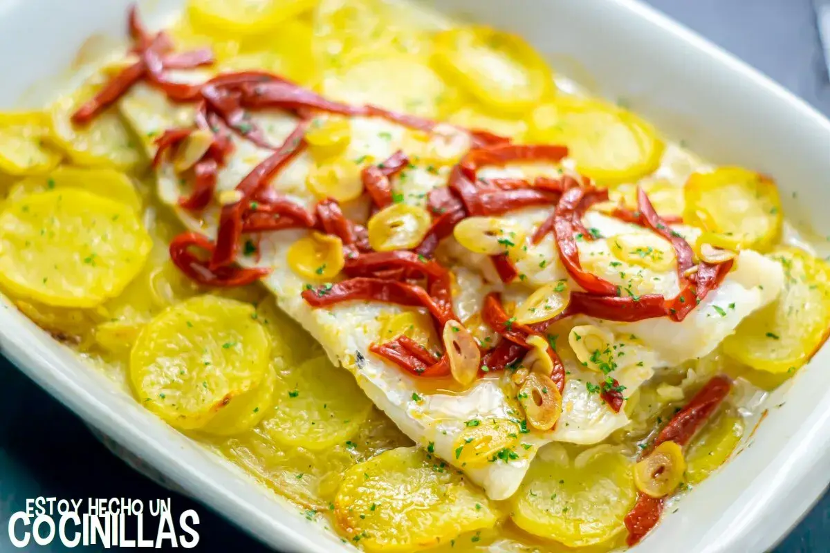 Bacalao al horno con patatas, pimientos rojos y ajo. Una receta bacalao al horno sencilla y deliciosa, lista para disfrutar.