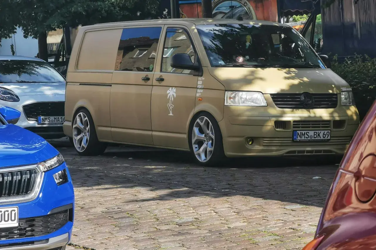 Złoty bus, przeróbka busa na kampera przepisy. Stylowe felgi i naklejki dodają mu charakteru.