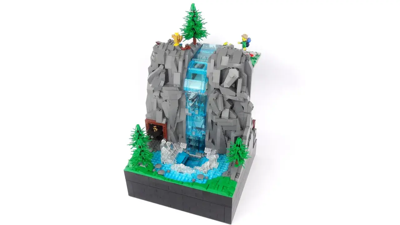 Eine beeindruckende LEGO-Landschaft mit einem Wasserfall, Bäumen und Wanderern. Inspiriert von einer LEGO Classic Bauanleitung, zeigt sie die Kreativität beim Bauen.