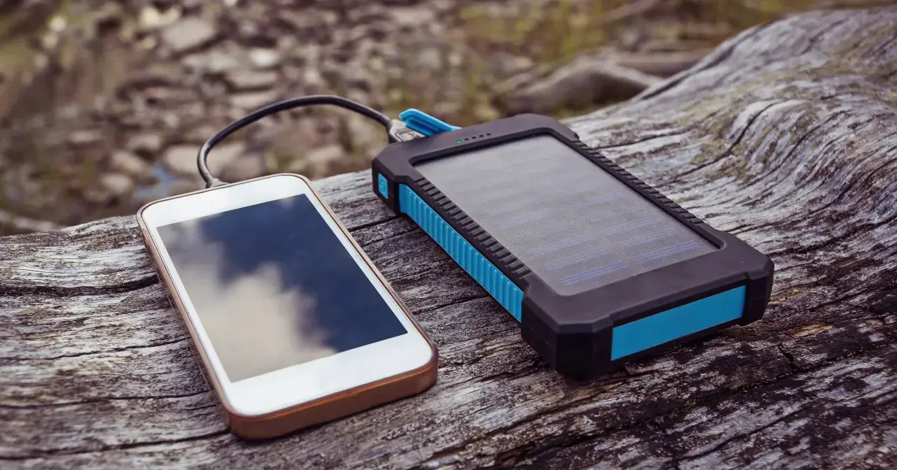 Telefon ładuje się dzięki powerbankowi solarnemu. To rozwiązanie, jak naładować telefon bez prądu w plenerze.