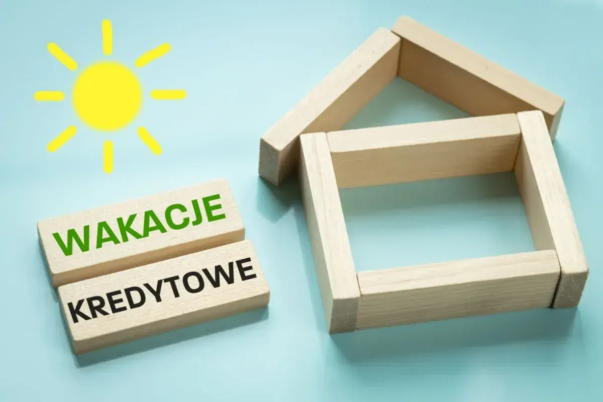 Słońce i dom z klocków symbolizują wakacje kredytowe. Sprawdź warunki, by cieszyć się zasłużonym odpoczynkiem bez zmartwień.