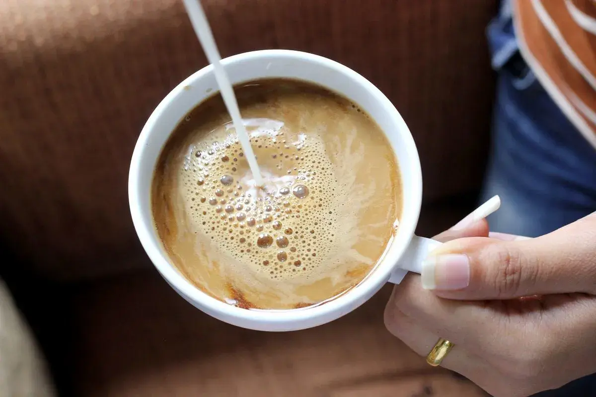 Kawa z mlekiem po francusku: odkryj sekrety idealnego café au lait