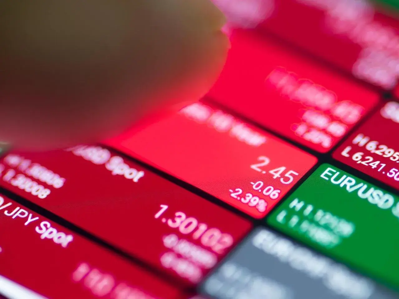 Ein Finger tippt auf einen Bildschirm mit Börsenkursen. Ein ETF auf Stahl könnte hier eine interessante Investition sein.